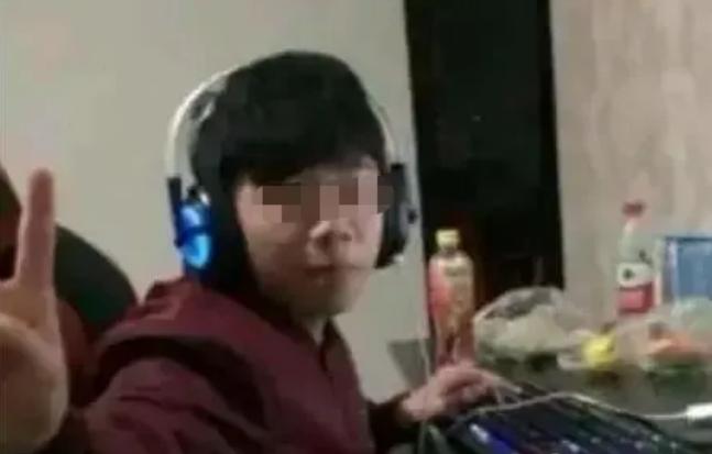 现在后悔也来不及了！江西有个12岁的男孩，靠打游戏每个月能赚三万，父母就让他退学