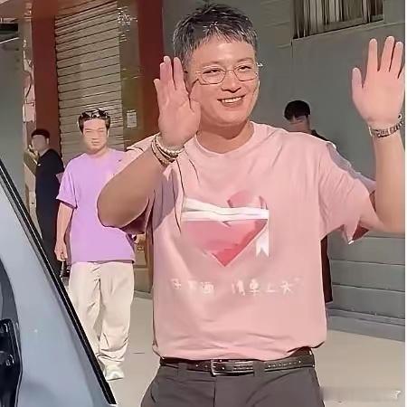 欧豪怎么变成这么宽了，看来伙食不错，人都胖了。