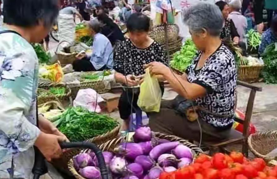 可怜的婆婆，我把婆婆接来带娃后，才发现，没有退休金的老人，哪怕是来帮忙，时刻小心