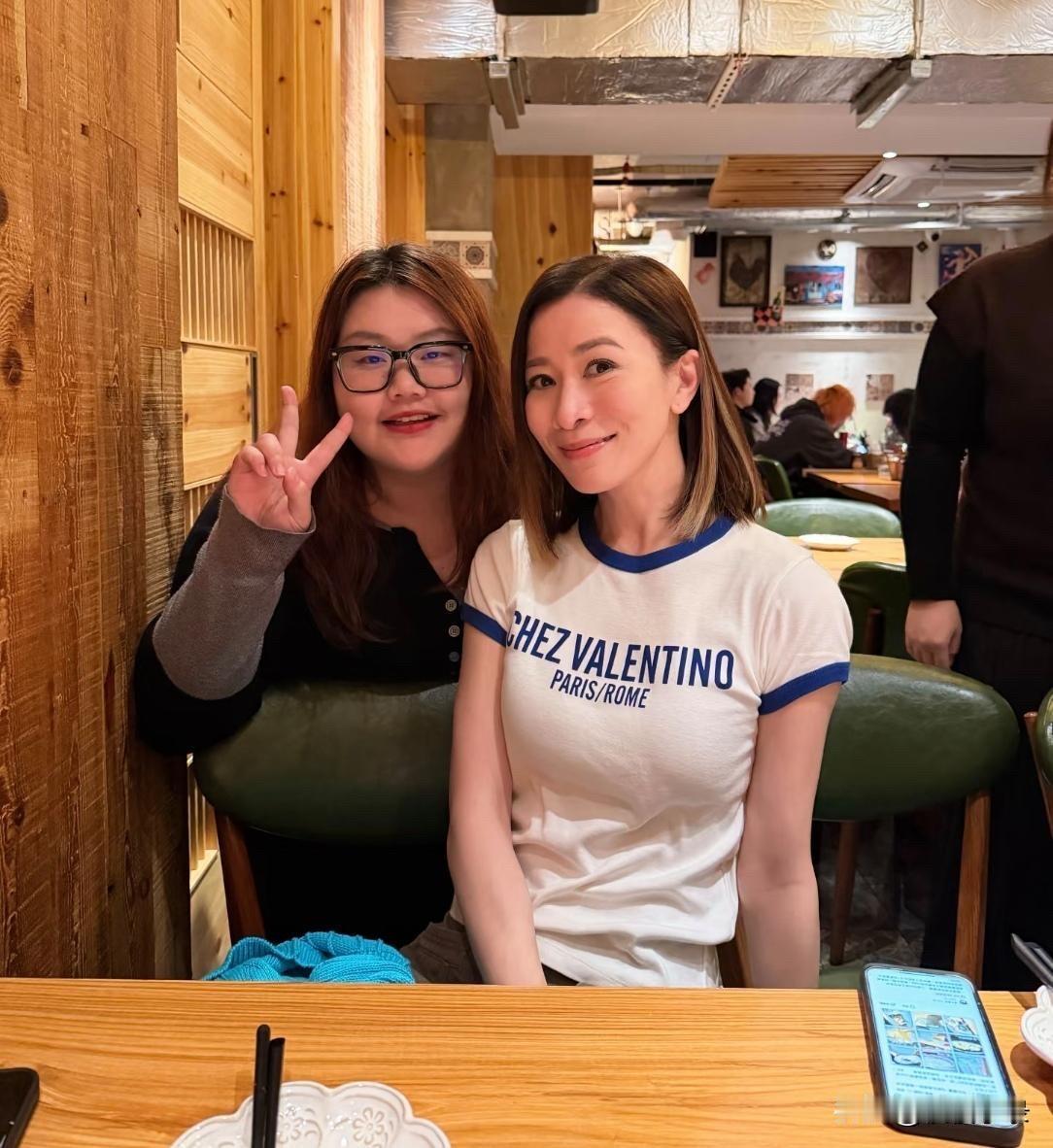 佘诗曼在上海吃饭被偶遇，她身材真好，面带笑容，好有港姐味道啊！[玫瑰]