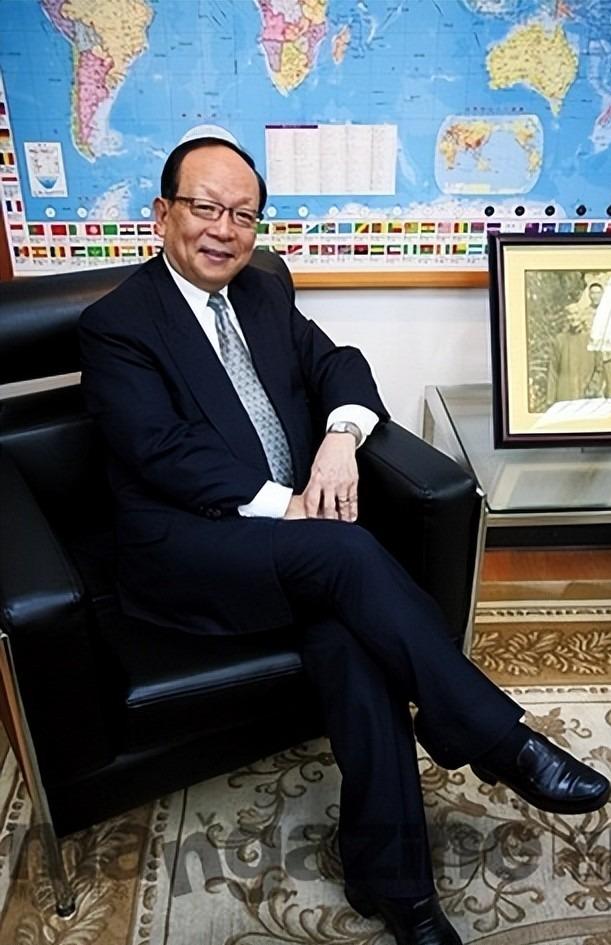 1988年1月13日深夜，台北荣总医院太平间的冰库外。两个已年届四十六岁的中