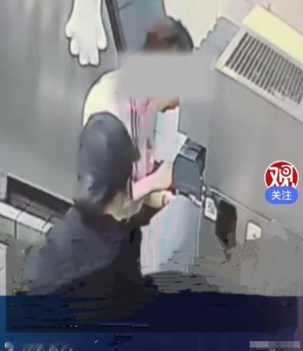 河南郑州周女士在当地麦当劳七里河门店点了一杯可乐。取餐之后她开车上高速，途中喝了