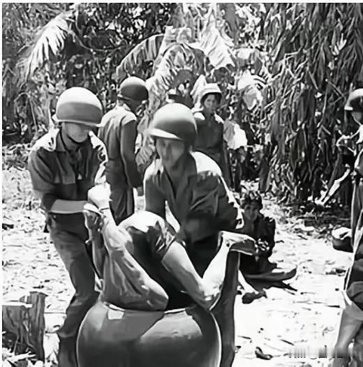 看到这张照片就知道美国大兵对越南女兵有多大仇恨了，只因为这名女兵把一队美国大兵带