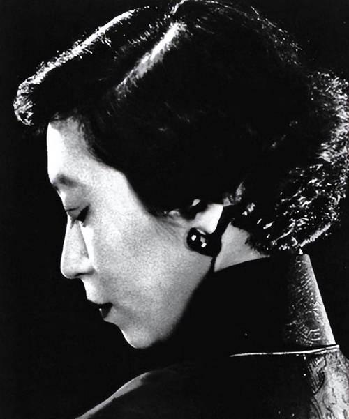 1940年的一天，20岁的张爱玲正在房间里洗澡，母亲黄逸樊突然推门闯了进来。她来