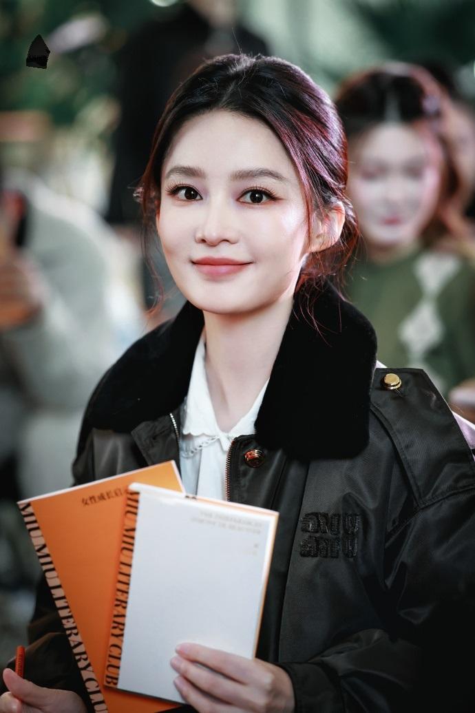今天李沁在出席时尚活动的时候搭配的很有潮流之美，看起来也格外的年轻，气质很出众。