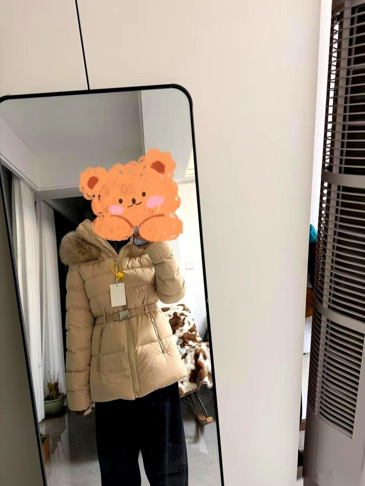 “七八百买的，就是有点瘦了，你试试合不合身。”大姑姐把那件杏色羽绒服递到我手上