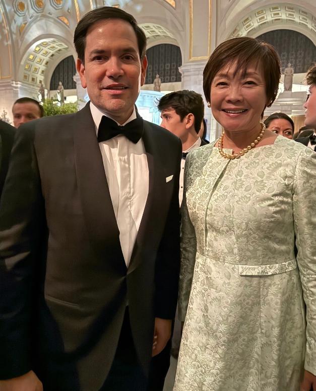 卑躬屈膝一辈子，究竟是图啥？安倍晋三去世后成为了冷冰冰的墓碑。鲁比奥身边的那位