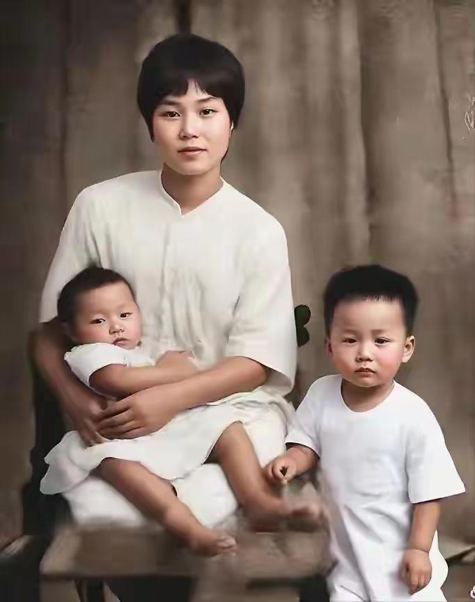 每次看都哭了！这是毛岸青和母亲杨开慧、哥哥毛岸英唯一的合影，都看看吧，画面温馨，