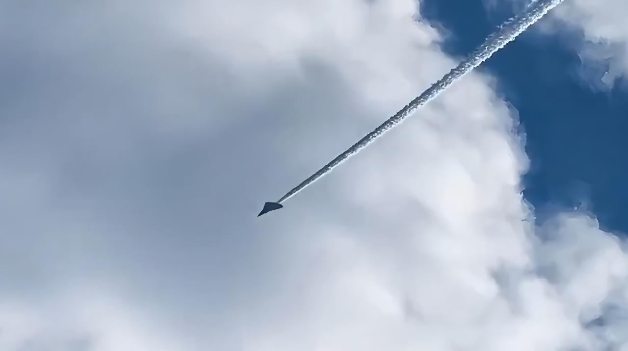 歼-36再次亮相，三阶段动力全开龙吟咆哮，展示高超音速性能日前，网络上再次出现