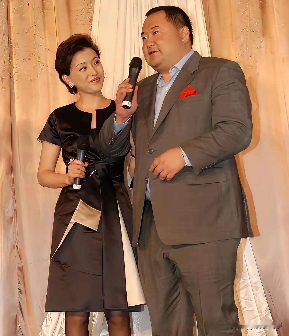 杨澜与丈夫同台。吴征讲话时，杨澜看他的眼神满是光亮。站在吴征身边，杨澜温婉窈