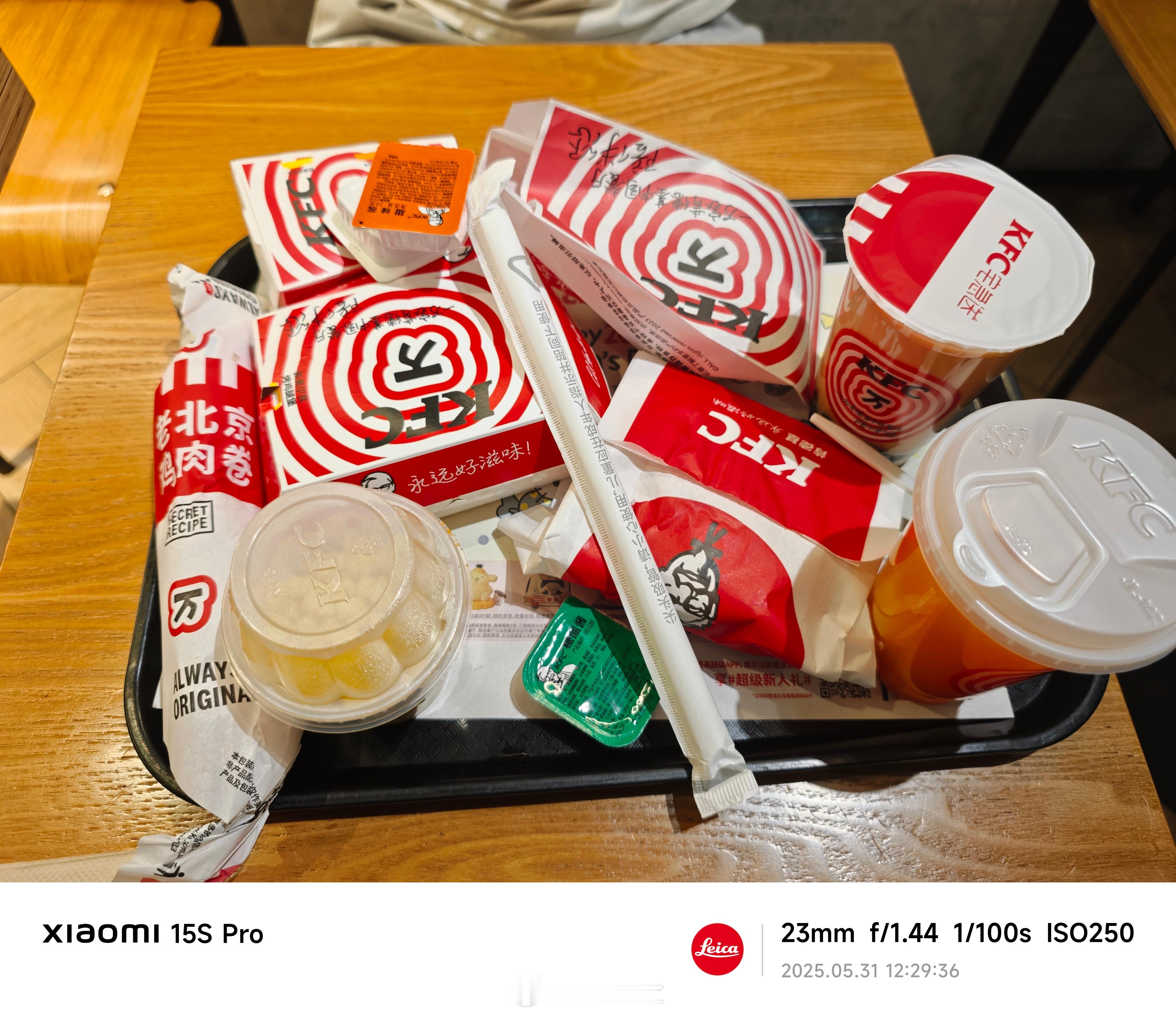 国内的物价说实话是真的便宜，50RMB买了一大堆kfc。北美就比较惨了，kfc一