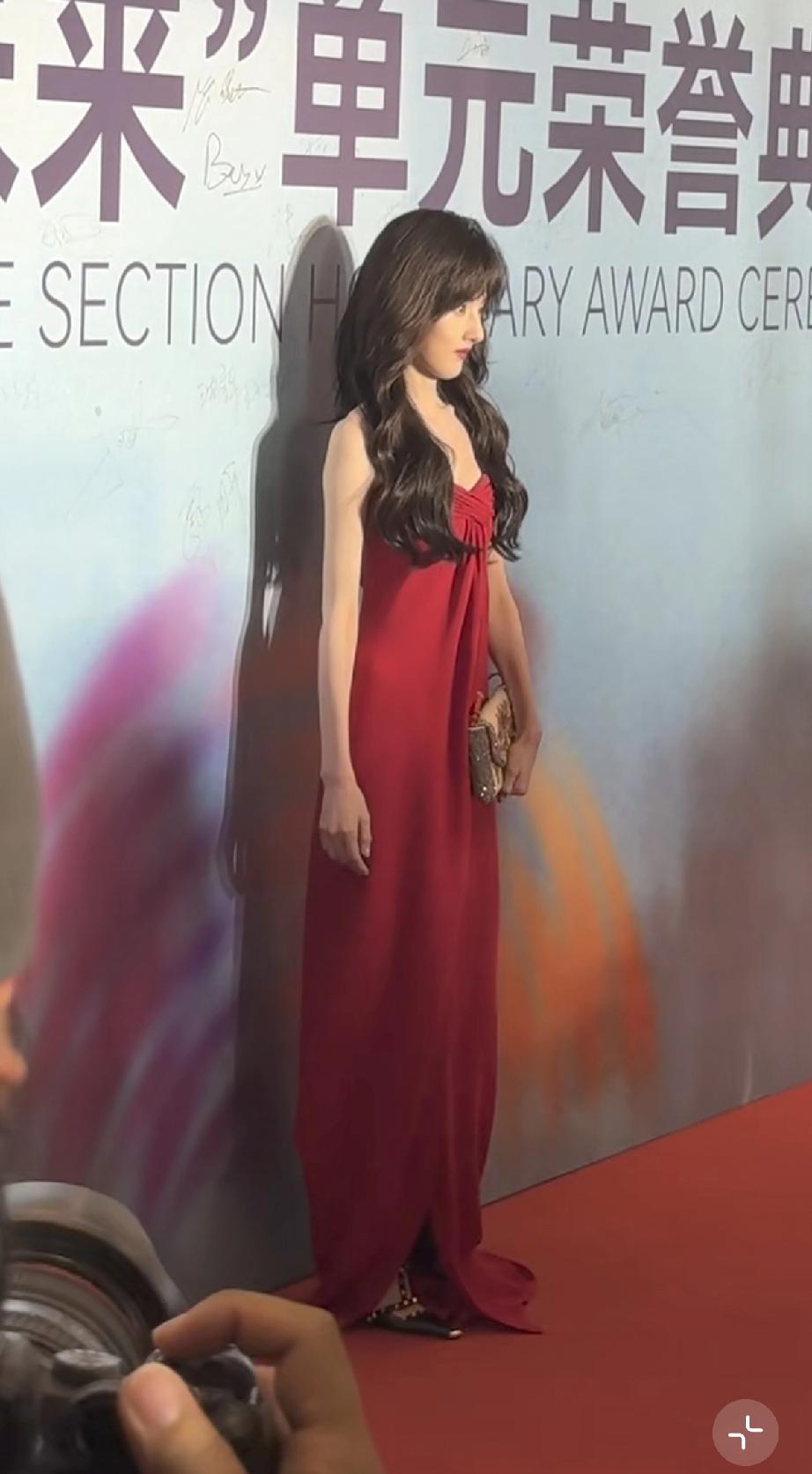 4月22日，宋祖儿与高圆圆一起在北京参加华伦天奴活动，宋祖儿的侧身照简直太瘦了，