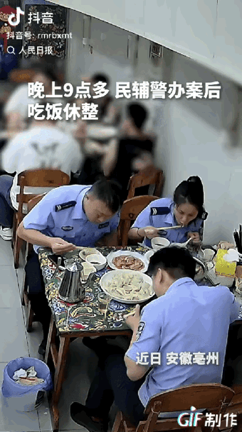 “没想到上人民日报了！”安徽亳州，有3位民辅警结束工作后，进店吃饺子稍作休整，当