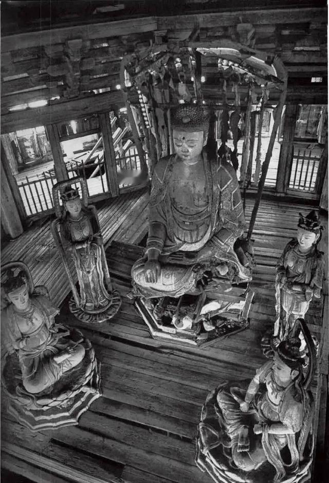 1974年，两名木匠前来维修应县木塔。不料，却发现二层佛像肚子上有个大洞。出于好