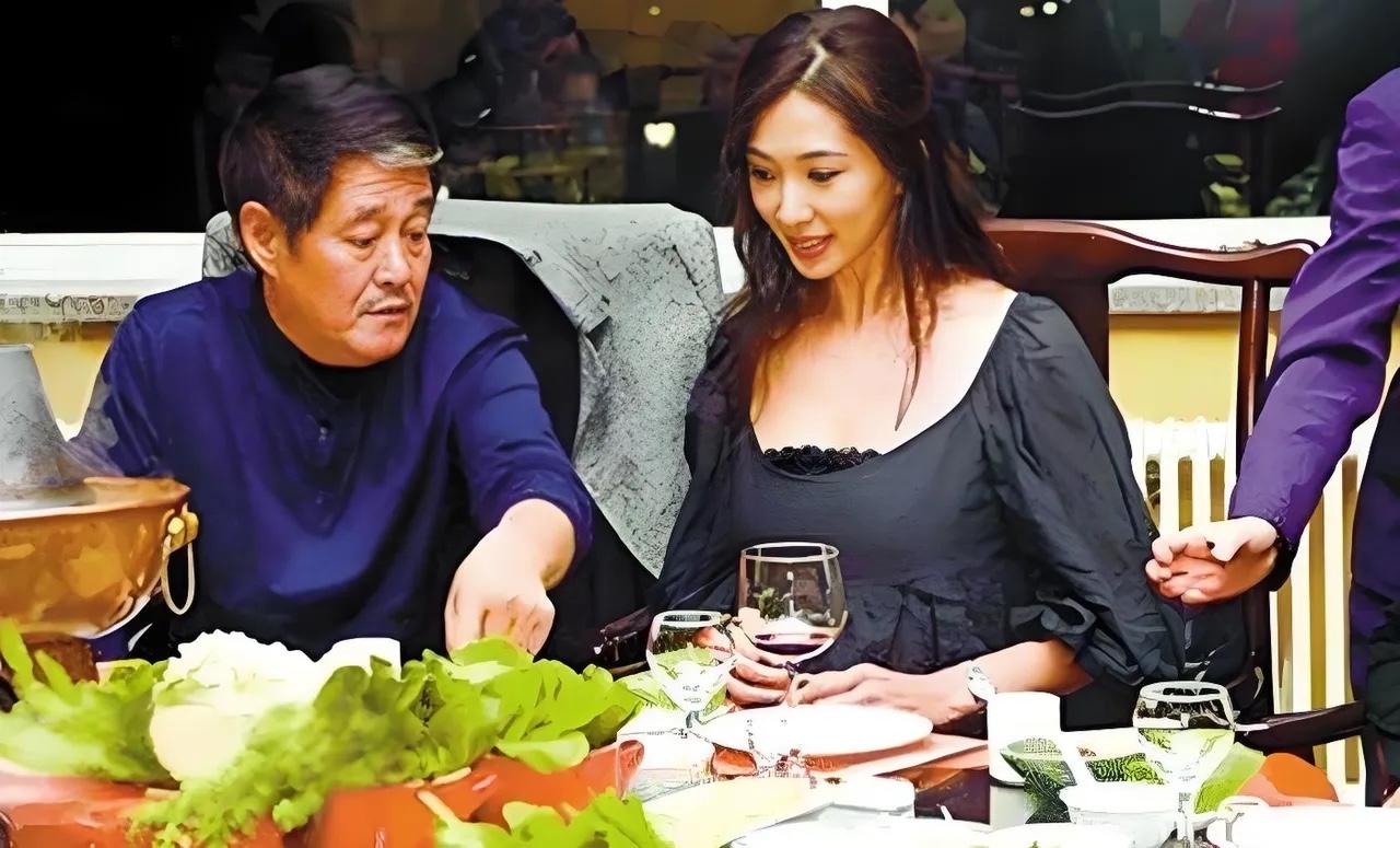 当年，林志玲去东北演出，获赵本山热情招待的名场面。2009年，林志玲受邀飞往