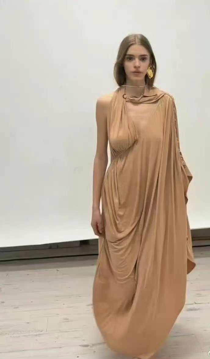 是我不懂时尚了。。这个衣服设计的莫名其妙！​​​​