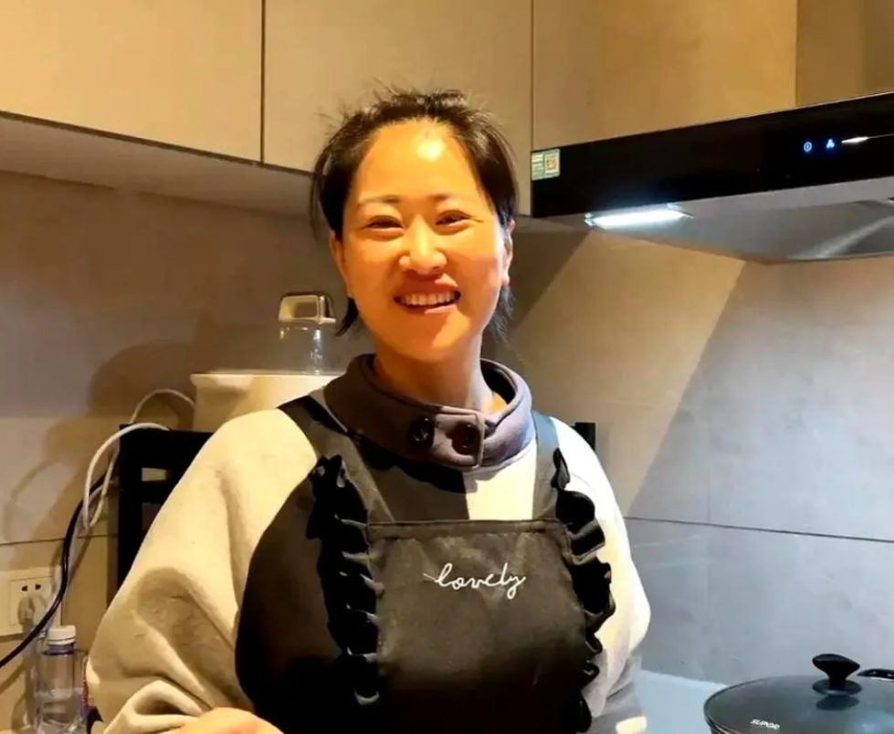 上海一位保姆上岗五分钟就被辞退了。本来她和雇主说好照顾老人，工资6000块。保姆