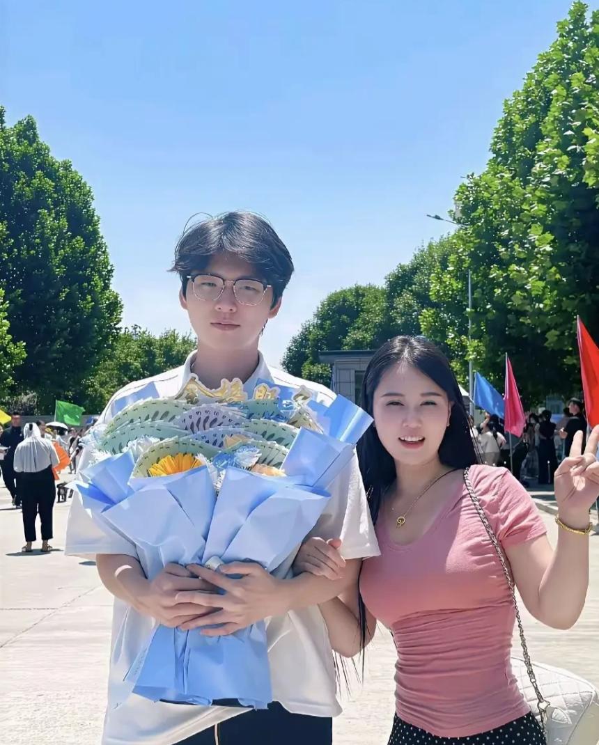 高考结束后，一位考生妈妈去接考，两人在考场门前拍照纪念，结果妈妈却在网上火了，原