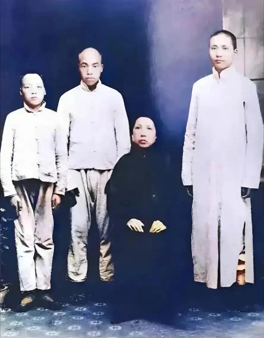 这是毛主席和母亲文七妹唯一的家庭照，都看看吧，唯有毛主席与文七妹最为相似，足见基