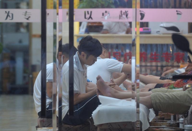 北京，警方查获了一家足疗店，根据付款记录找到了一小伙，小伙承认了和女技师用手的方