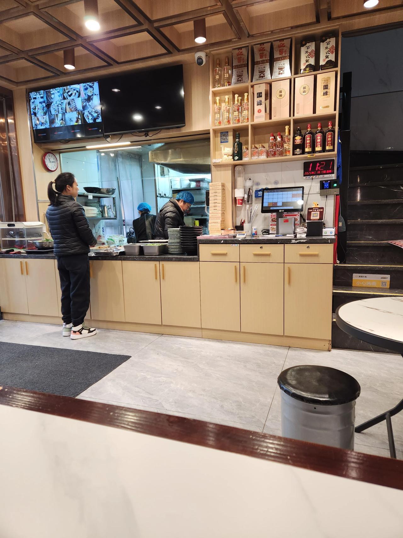 下雪了，出来喝碗羊肉汤。这家是个网红店，以前来吃的多，变成网红店后就来的少了。