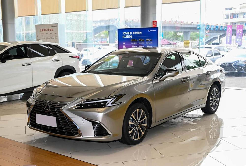 雷克萨斯ES四年前落地四十万，现在裸车二十四万就能开走，修车小哥边换机油边叹气，