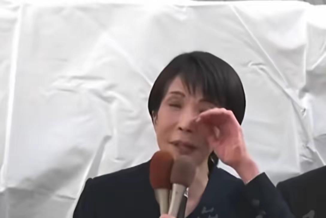 日本首相高市早苗，在东京街头哭得梨花带雨她对着民众哽咽，说自己花了30年才当