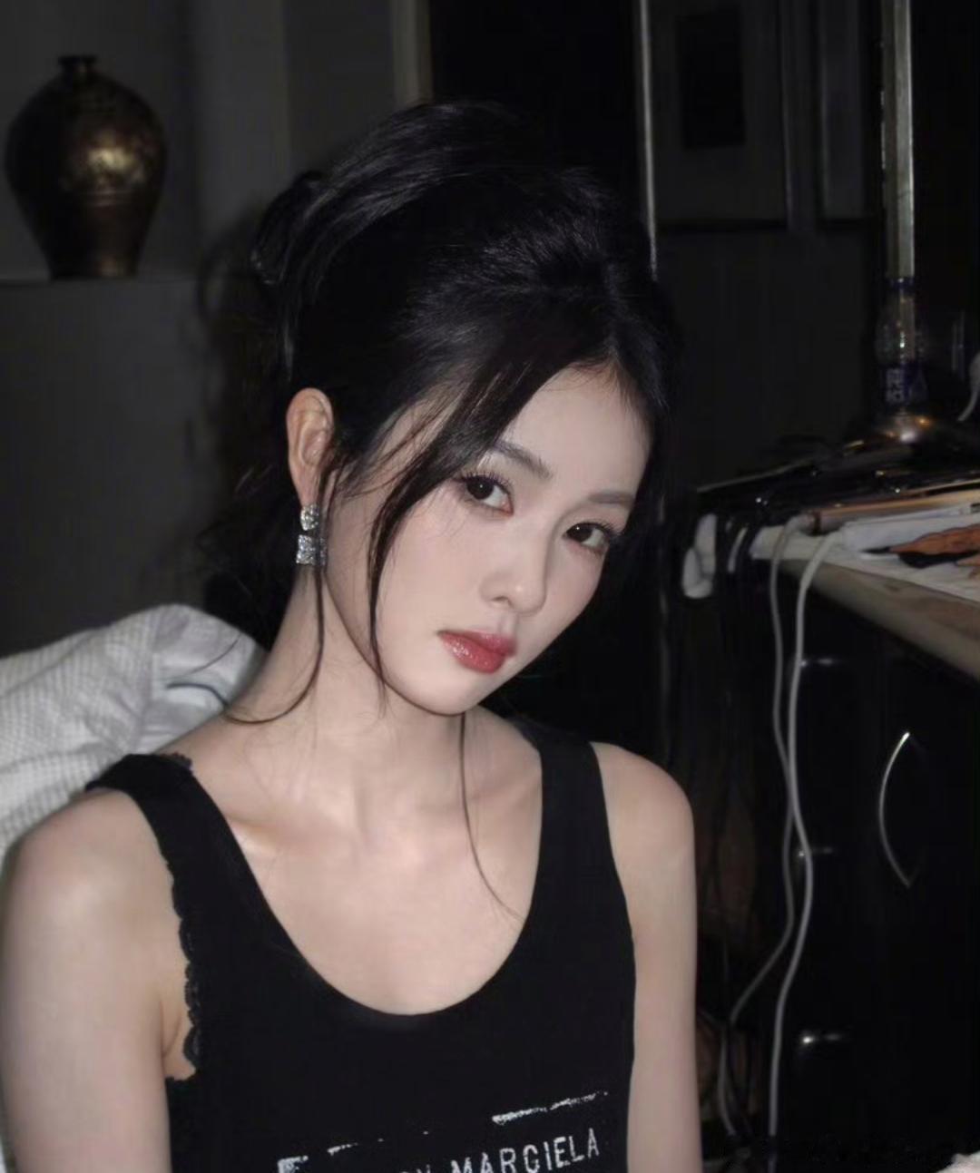 1.许凯已经和经纪公司完成两年续约。按照目前的事业规划来看，等这份合约到期后，