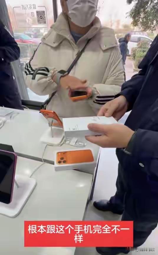 近日，一女子在网上花了2790元买了一台假的苹果17promax，拿着假手机