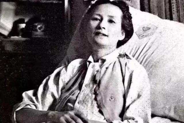 1947年林徽因躺在病床上，身体日渐虚弱，她再三请求和徐志摩的前妻张幼仪见上一面