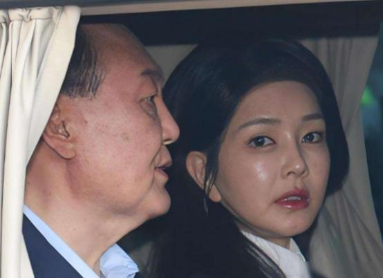 李在明为什么对尹锡悦夫妇赶尽杀绝，就连最后一丝尊严都不放过？  最开始的伏