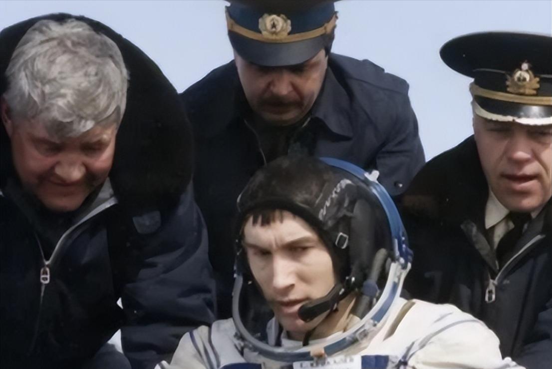 他升空时是苏联公民，落地时国籍变成了俄罗斯。更荒诞的是，让他回家的钱，是德国人掏