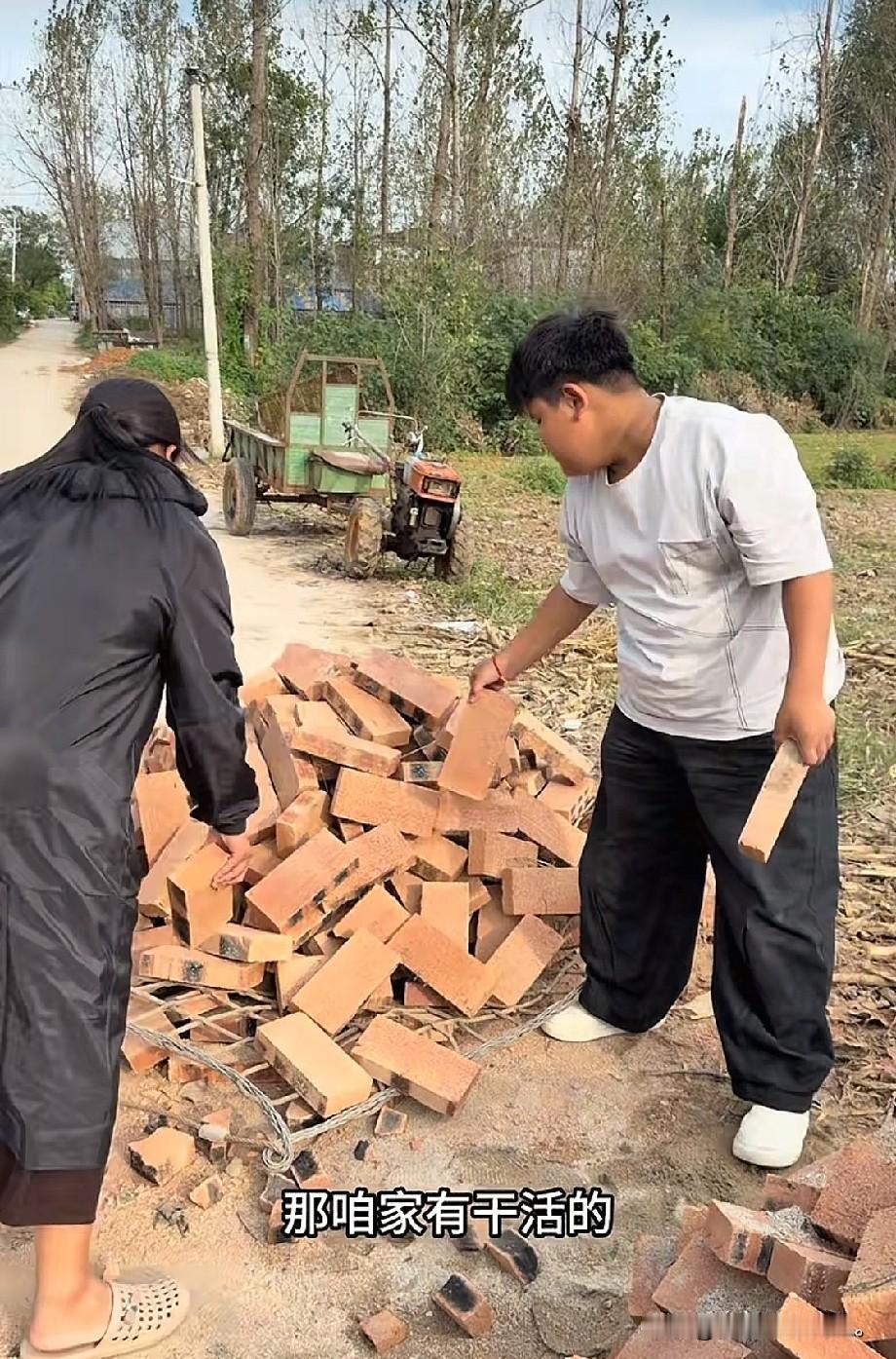 小故事！这老壳子不知什么时候又钻到李佳的院后喂鹅的地方瞧见恩