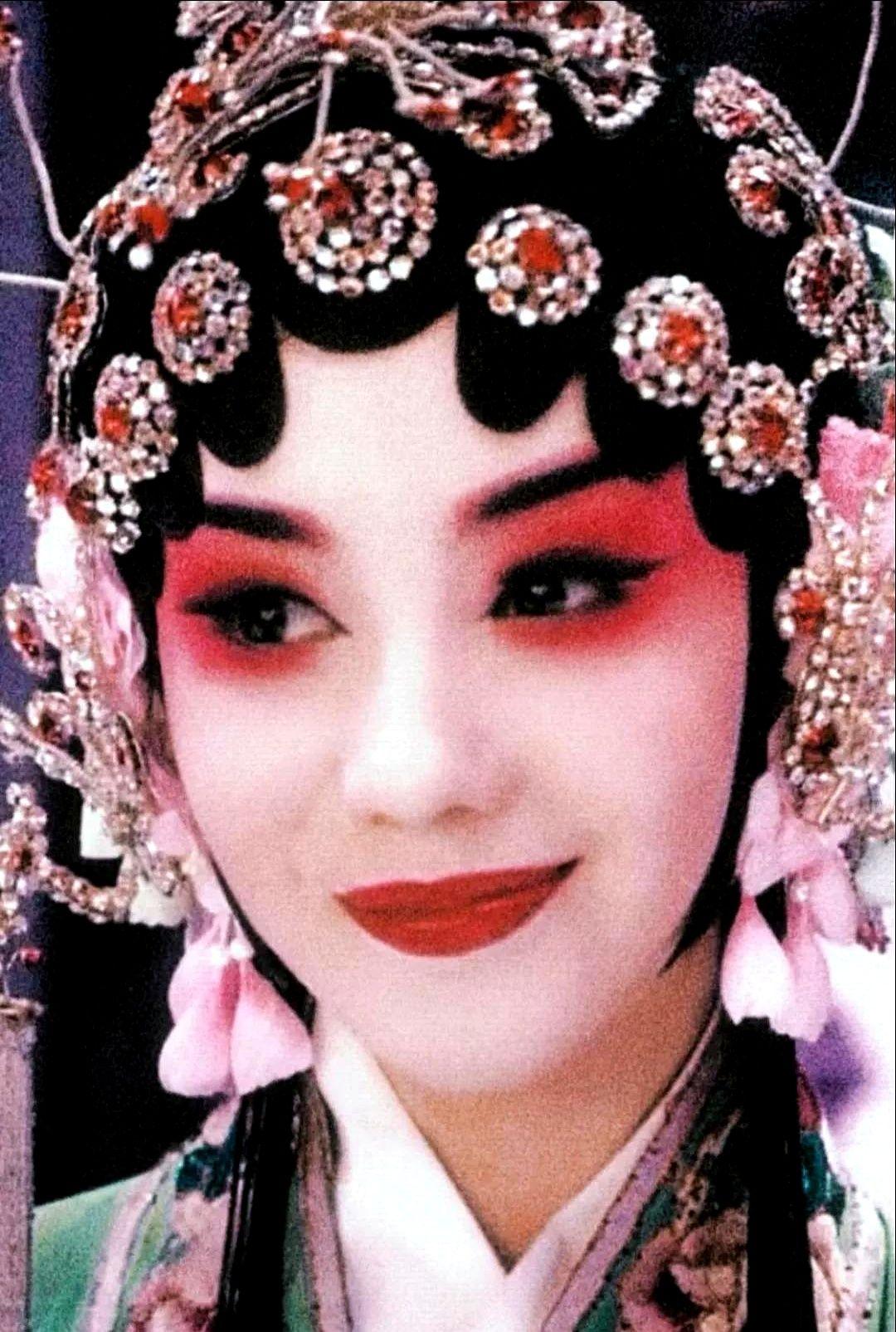 刘浩存这回真要封神了？《主角》里她演的秦忆娥，出场画面绝了。北京舞台上，她演