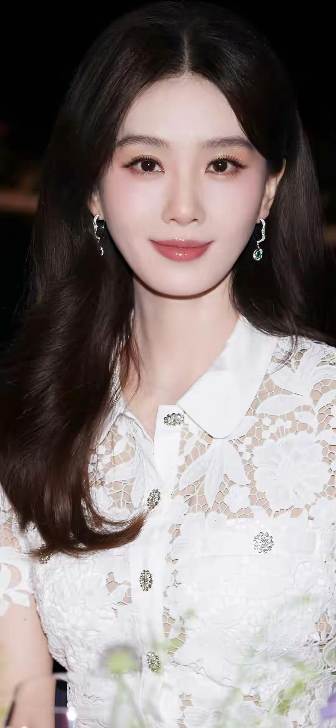 玉人如花，笑靥如春。