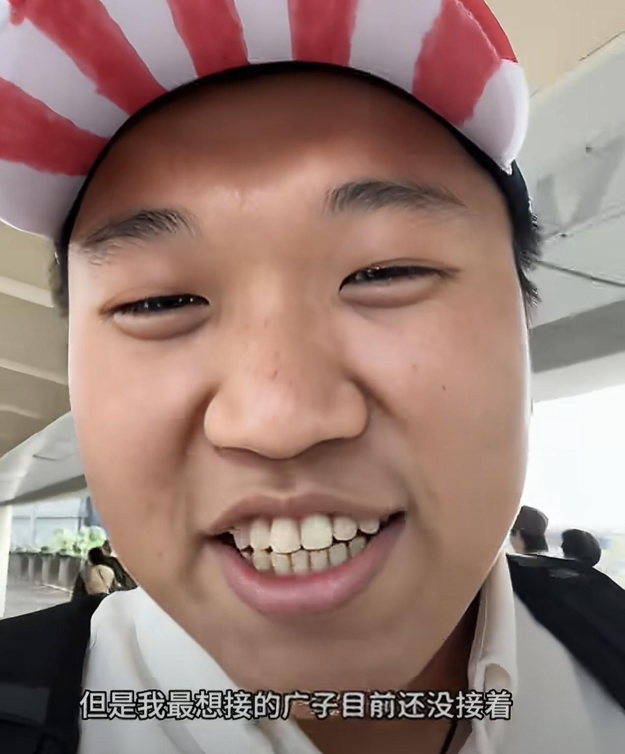 未经他人苦，却吃他人甜，这位“甜甜圈”的模仿者火了，他还接到了广子。如果让身