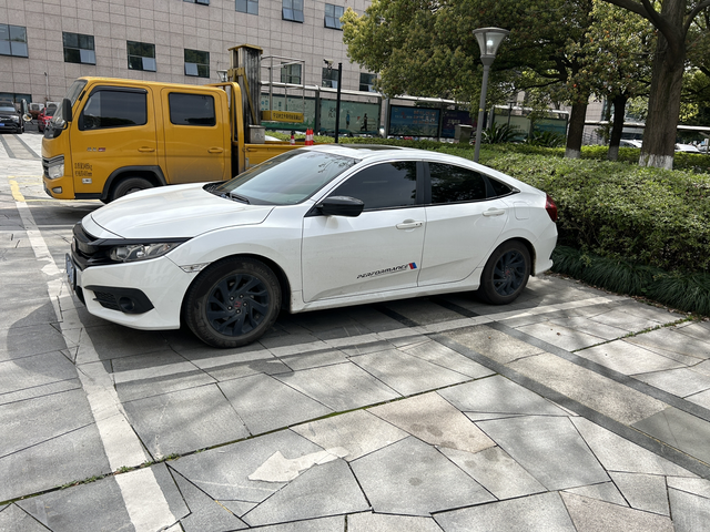 七年了我的思域回想当年思域一车难求，想要快速提车就得加价，再到现在车价降3万都