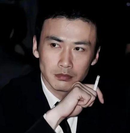 演艺圈里最帅的男人，简直太帅了，怪不得被称赞为亚洲第一美男子。国字脸，浓眉大眼，
