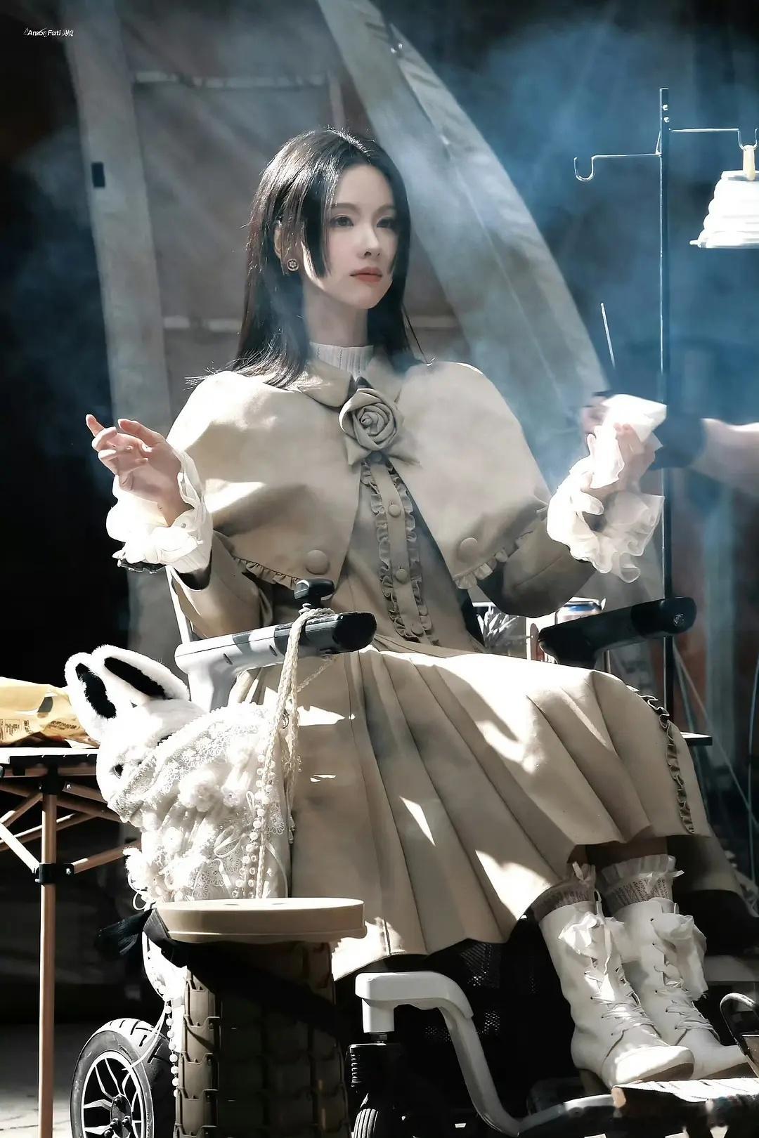 坐上普通轮椅的白幼薇看着都和善多了