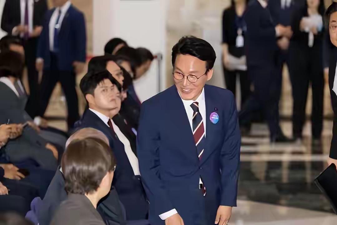 ​韩国传出胜利的消息，金珉锡已经当选共同民主党的党首，这可以说是非常令人祝贺的。