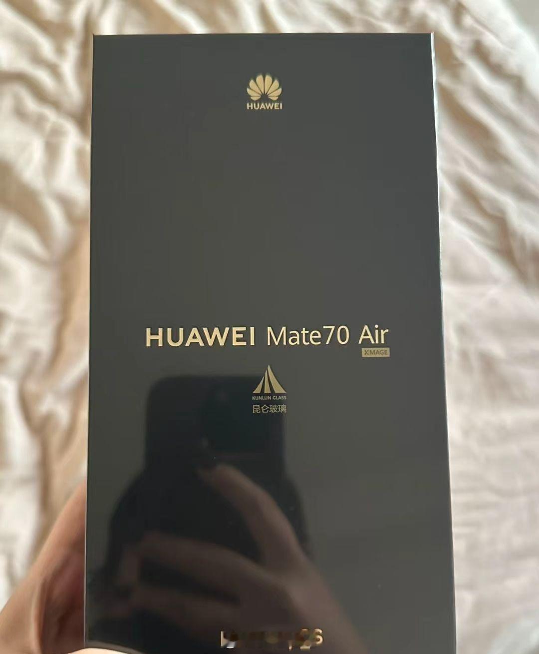 华为Mate70Air真机曝光，轻薄大宽屏，弧形中框，外观看着还可以，就是不