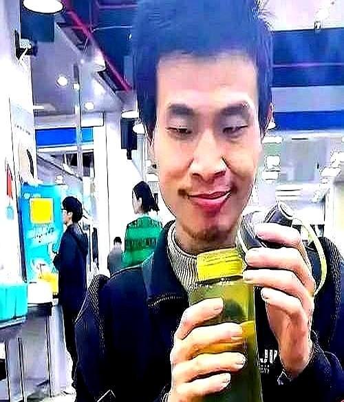 一次，记者问北大数学老师韦东奕：“你还记得你高考数学成绩吗？”不料，韦东奕斩钉截
