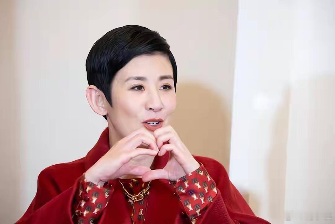 1.吴君如跟周冬雨录综艺之前就认识，以前周冬雨背后的资方就是港圈，跟吴君如是多年