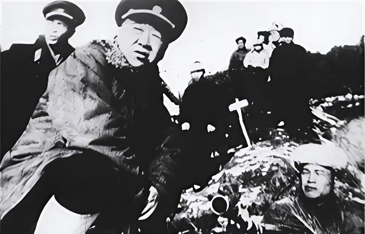 1946年，我解放军设宴，为投诚的几千土匪接风。席间酒意正浓，称兄道弟，匪首顺手