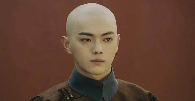 一次，乾隆皇帝见到了自己小舅子傅恒的妻子叶赫那拉氏，惊为天人，后来，为了方便和叶