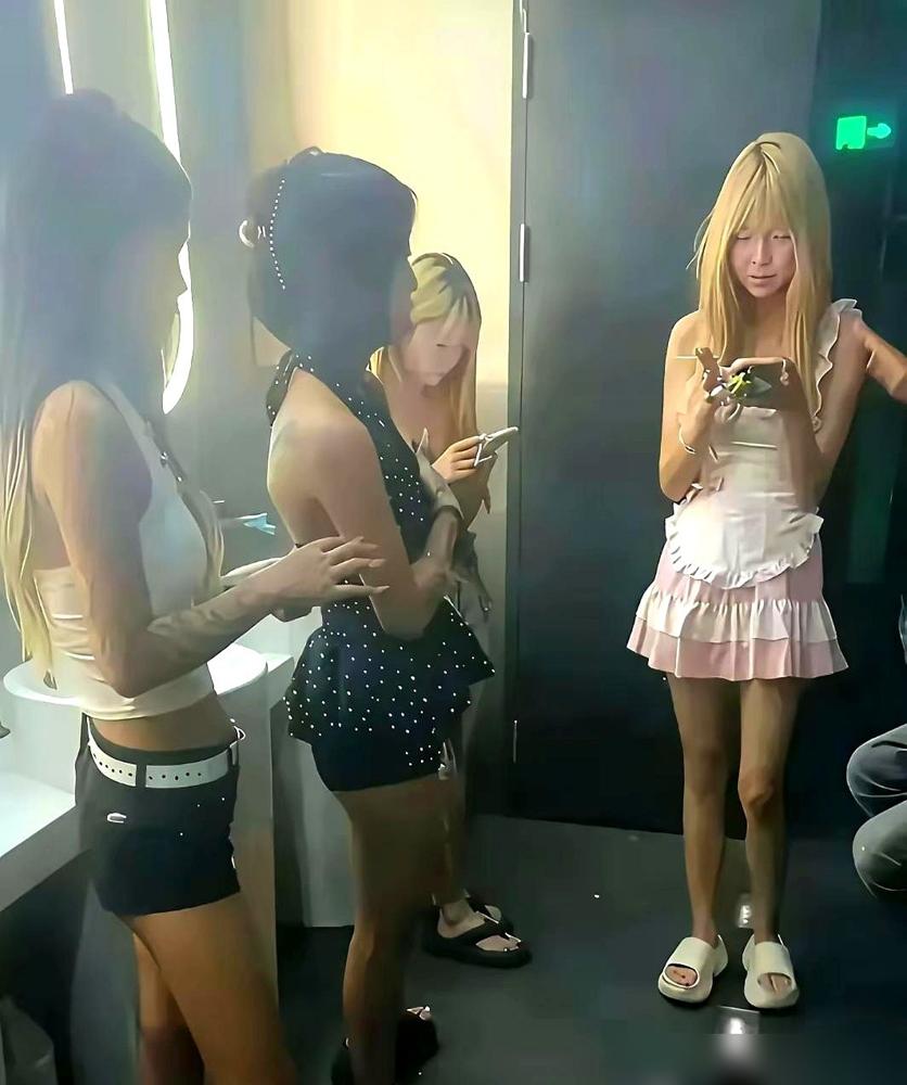 昨晚久违地去了趟KTV，真给我看傻了。​不是说环境有多差，是那些穿梭在包厢里