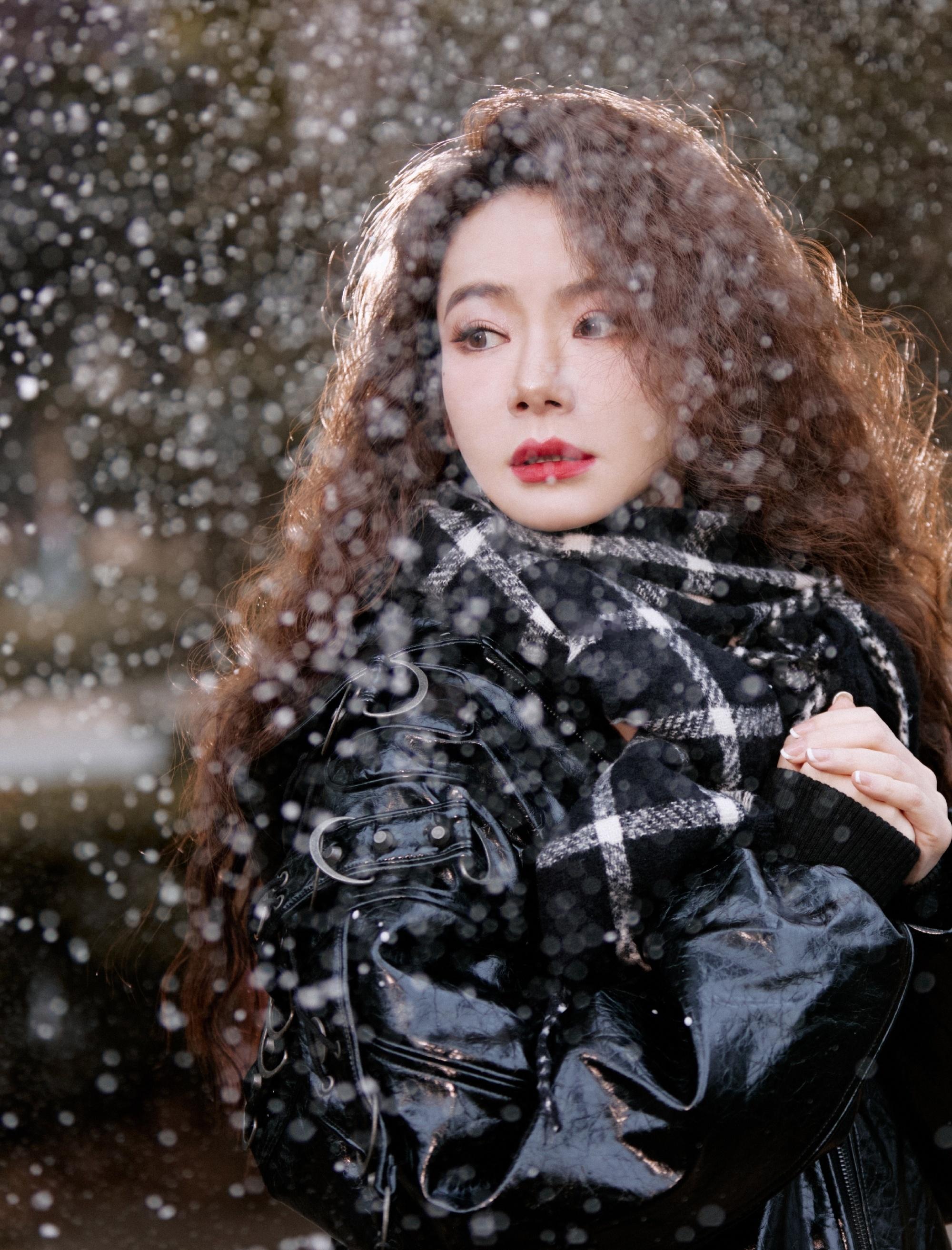 戚薇写真头像：黑衣卷发红唇的专属浪漫。戚薇