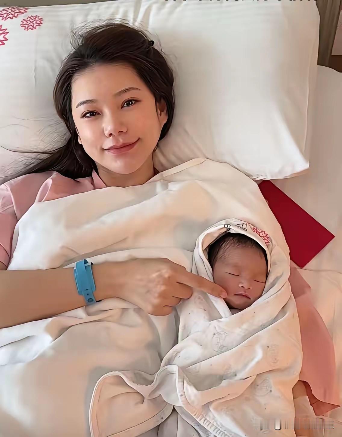 汪小菲对谁是生理性喜欢一目了然，汪小菲第一次结婚时眼里有光，发自内心的笑，肢体动