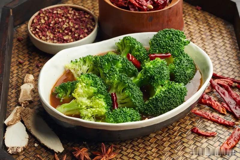 每一口食物，都是身体与自然的私语。红薯是献给心脏的暖阳，西兰花是血管的清道