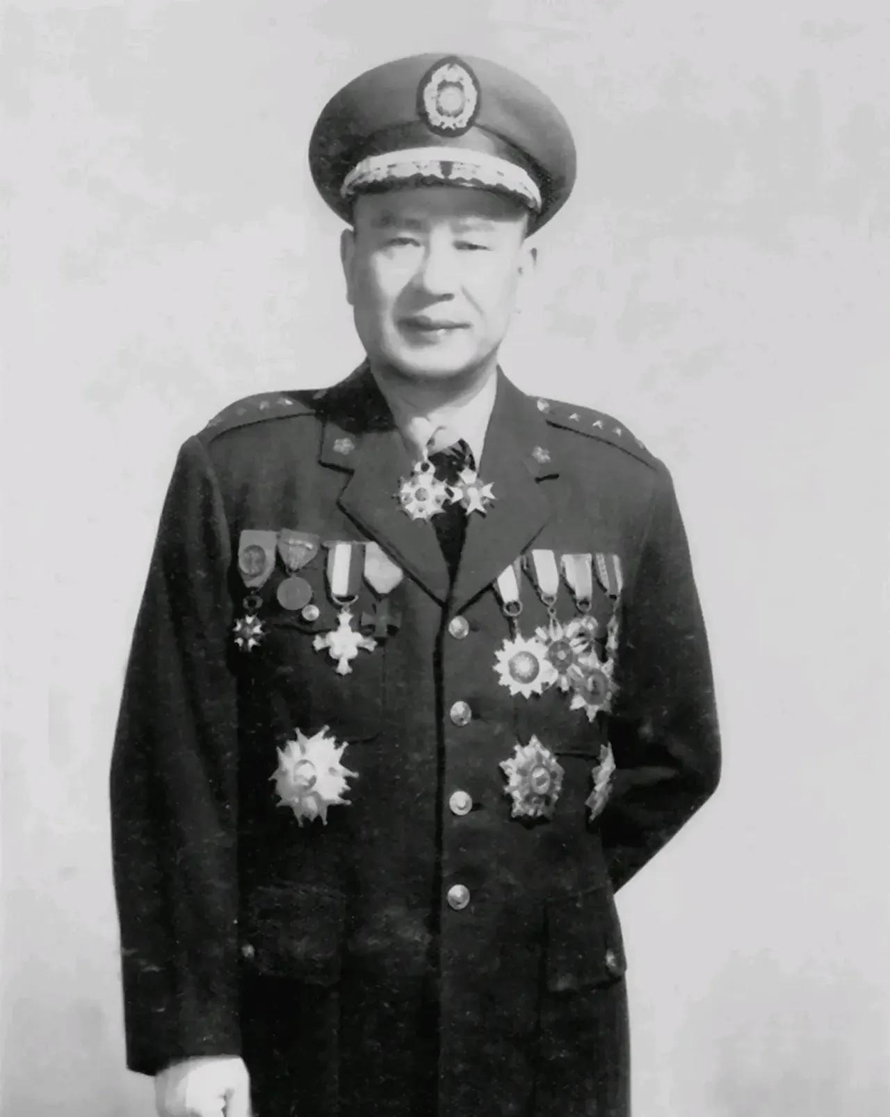 1950年，败逃台湾的白崇禧，发现部下朱怀冰是他的邻居，就想过去打声招呼，不想，